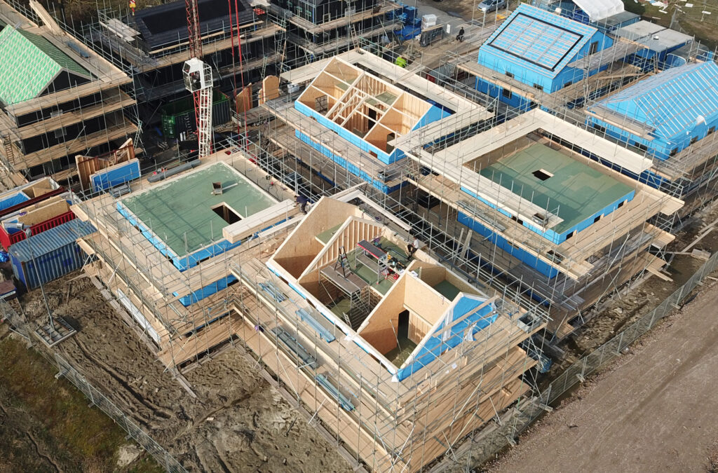 bouwfoto prefab houten woningen CPO-project in groene nieuwbouwwijk