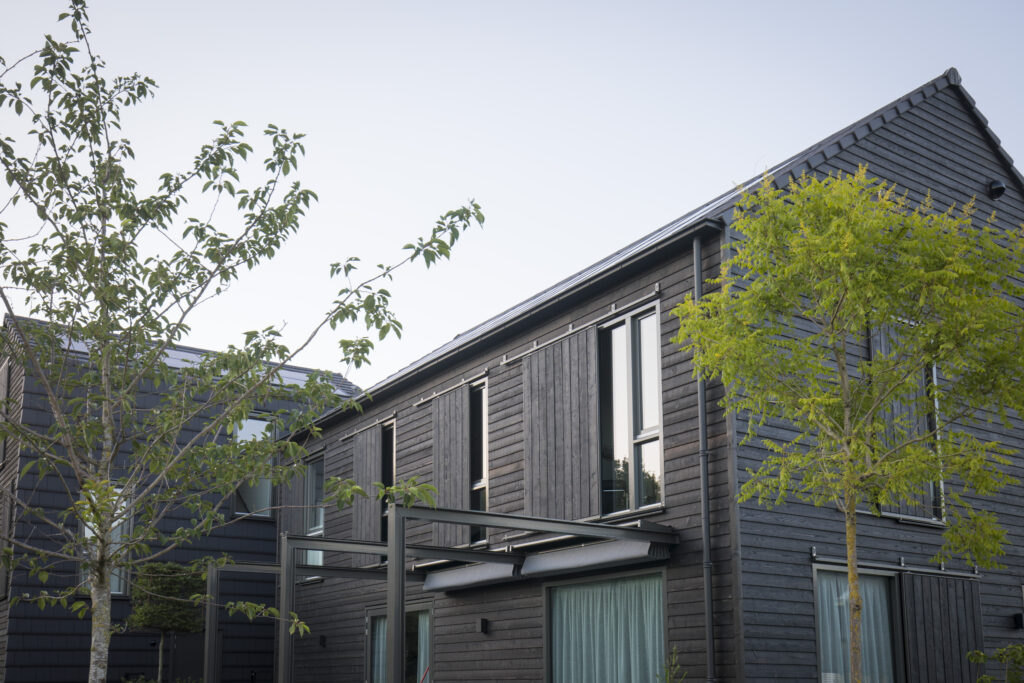 foto biobased woning in hout met biofinish en schuifluiken als buitenzonwering