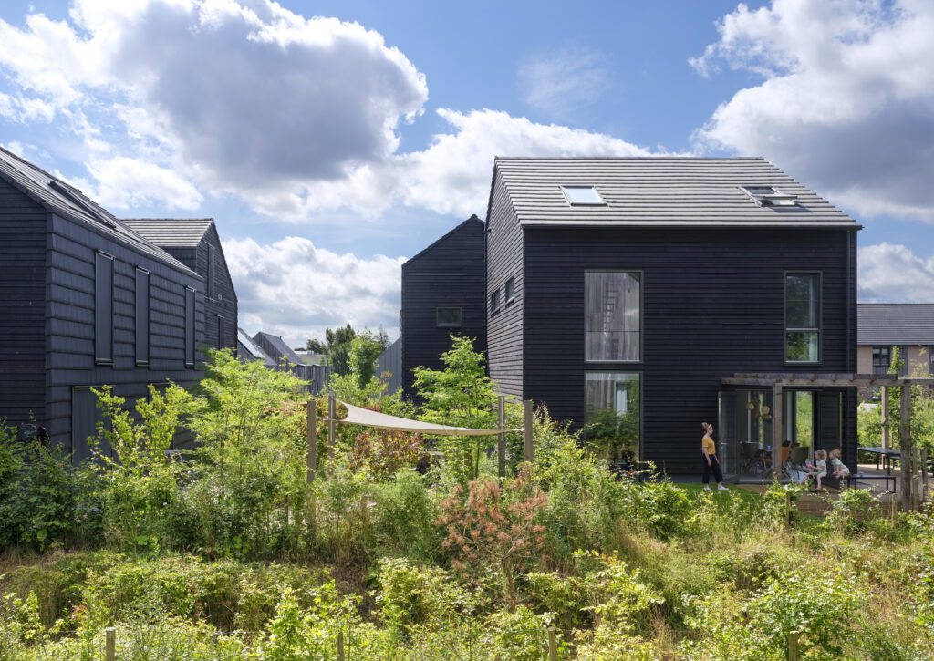 foto biobased woning in hout in groene nieuwbouwwijk